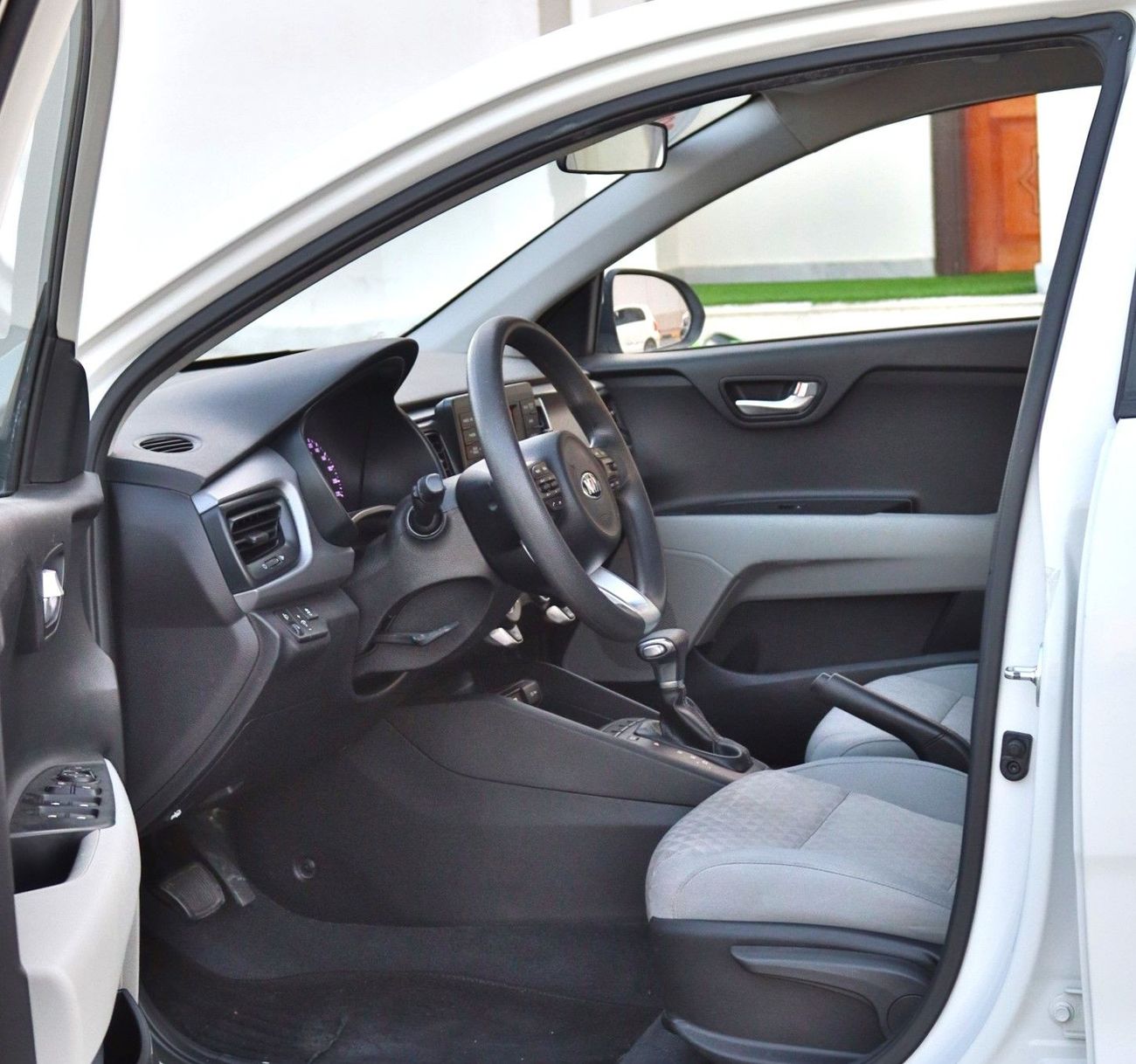 كيا ريو 2019 كيا ريو EX (YB)، 5 أبواب هاتشباك، 1.4 لتر 4 سلندر بنزين، أوتوماتيك، دفع أمامي