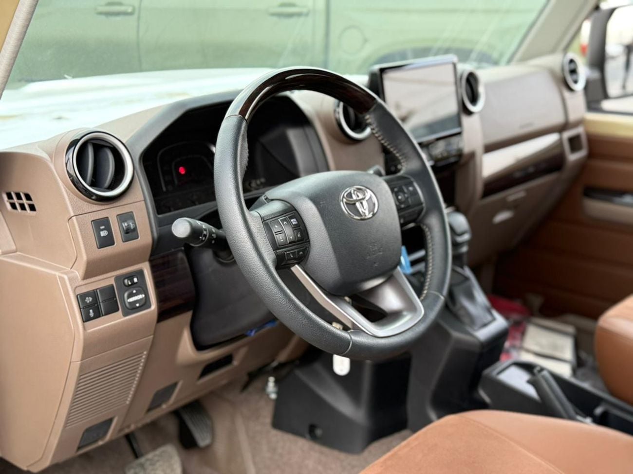 Toyota Land Cruiser 70 LX 2.8L FULL SAUDI WITH COOLING BOX AND COMPRESSOR