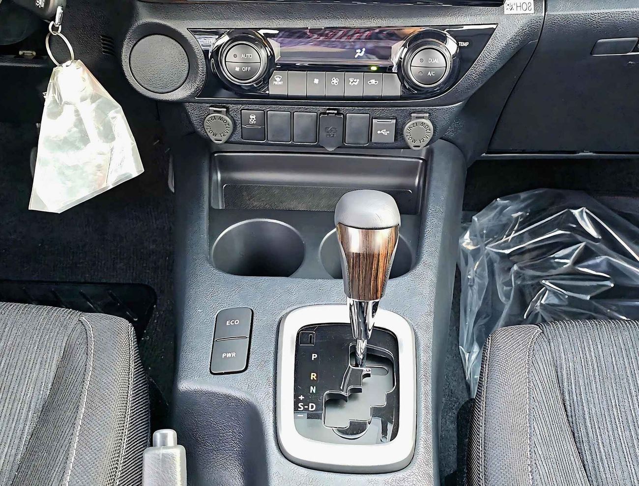 تويوتا هيلوكس 2.7L Petrol / Automatic Gear / FULL OPTION  (CODE # 67998)