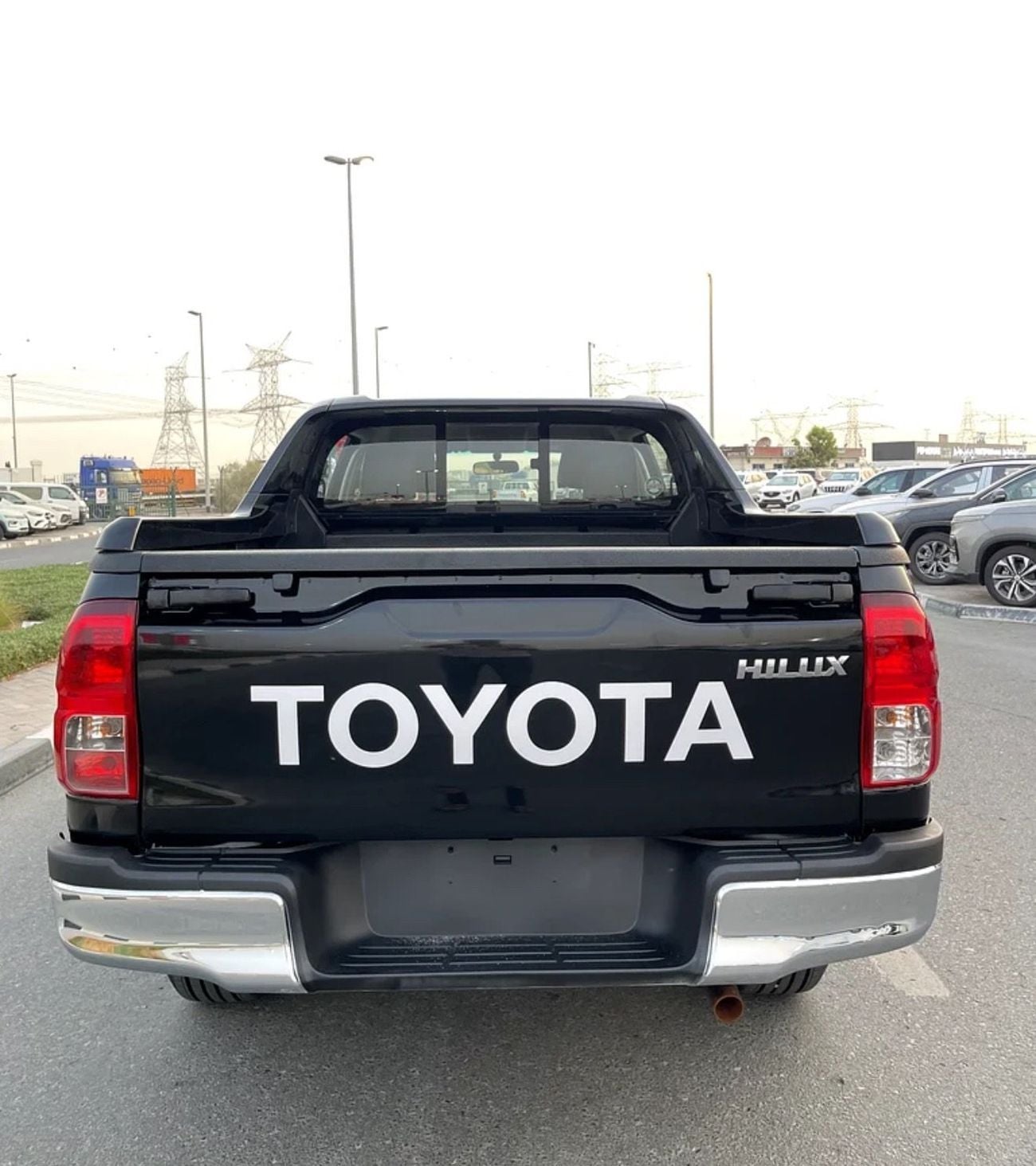 تويوتا هيلوكس GLX 2021 2.7 ENGINE 4 CYLINDER BLACK COLOR INSIDE BLACK AND RED GCC SPECS VERY GOOD CONDITION