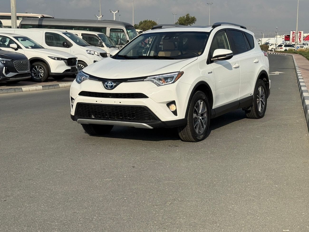 Toyota RAV4 2018 TOYOTA RAV4 XLE HYBRID