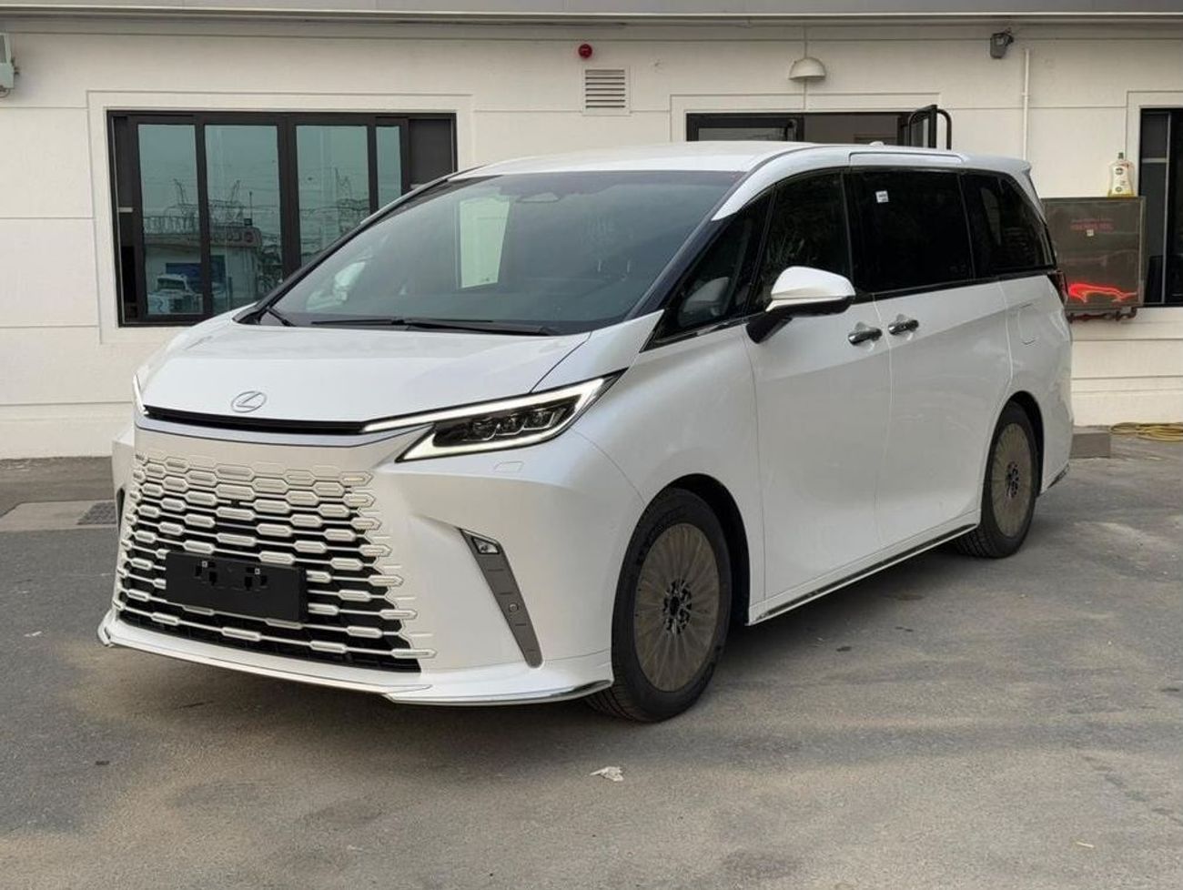 Lexus LM 350h LEXUS LM350H VIP 2024 2.5L AWD