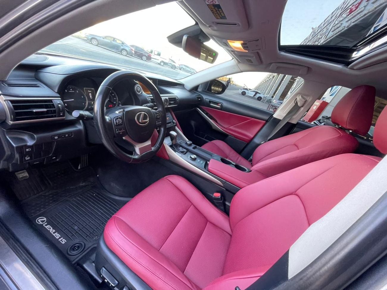 لكزس IS 350 PLATINUM محرك V6 سعة 3500 سي سي / فتحة سقف / رادار / نظام المساعدة على البقاء في المسار / شاشة كبيرة