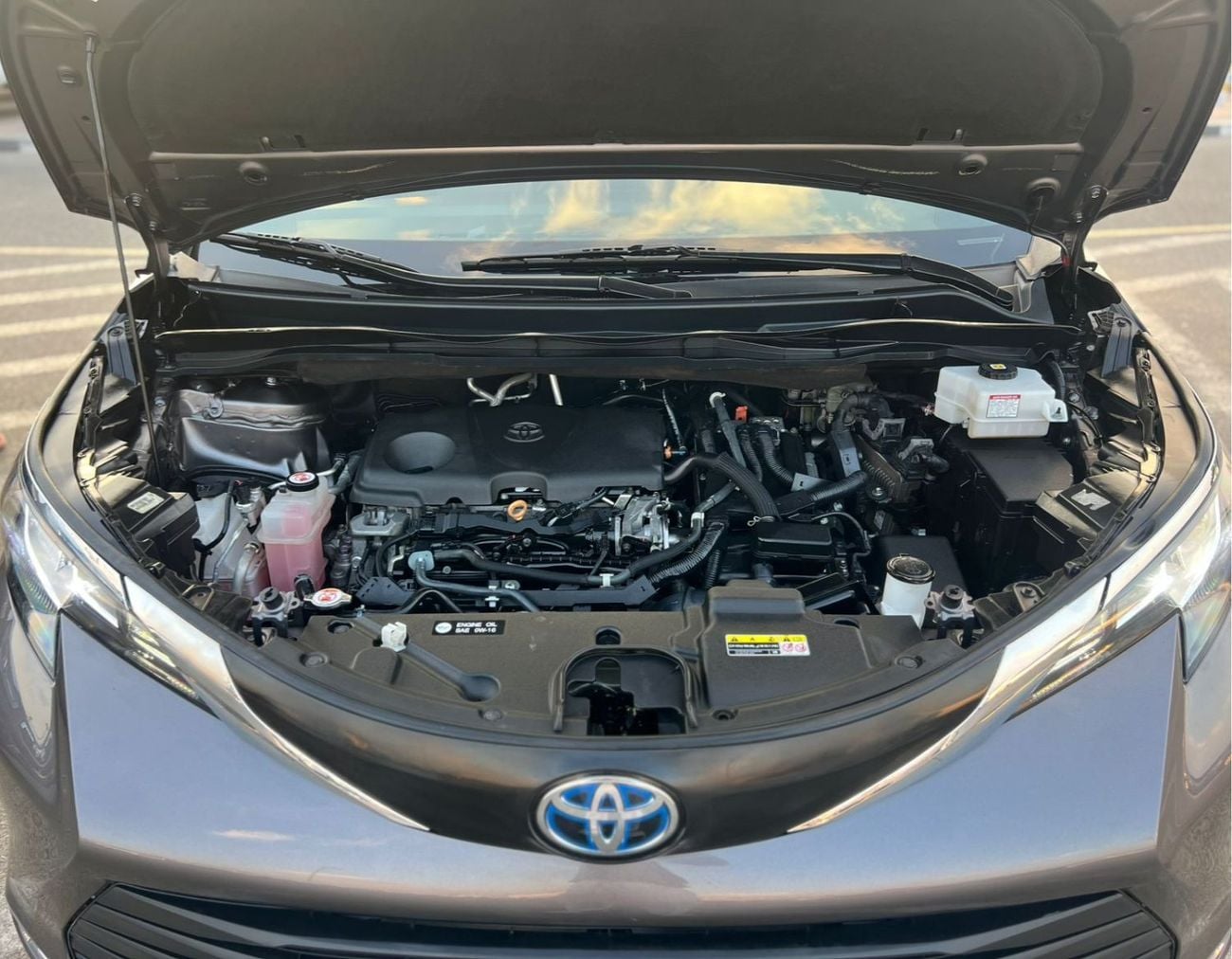 Toyota Sienna LE (NON GCC) 2021 Toyota Sienna Hybrid 2.5L V4 - 7 Seater Doors Full Auto With Radar -