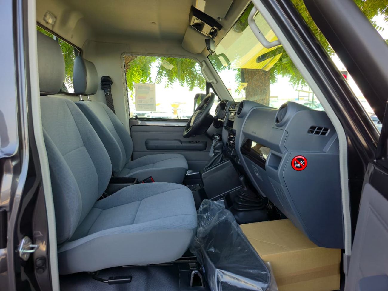 Toyota Land Cruiser 70 TOYOTA LC79 SINGLE CABIN PETROL 4.0 - AT - STD - E - DIFF LOCK - 2025 MODEL - GREY INSIDE GREY - GCC