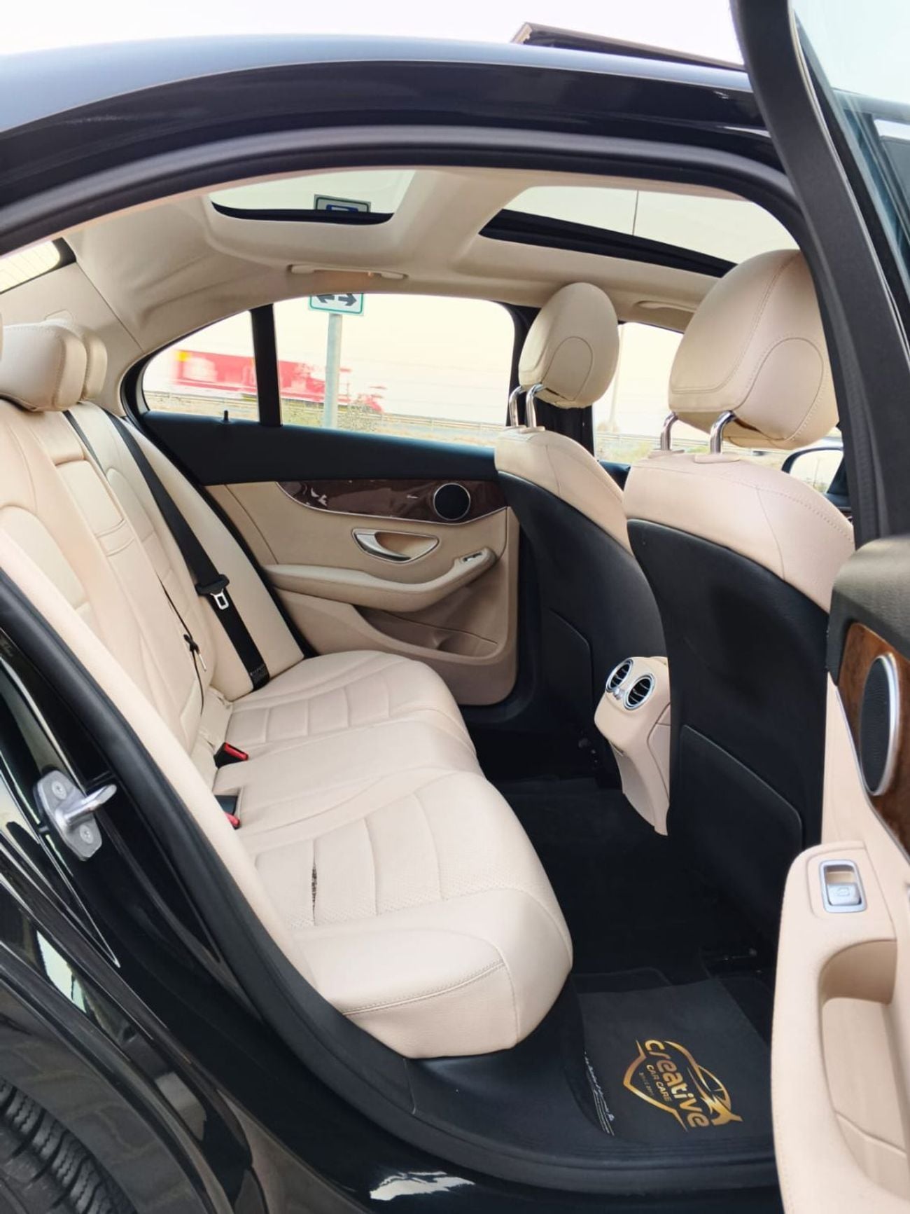 مرسيدس بنز C 300 قمة الأناقة! مرسيدس بنز C 300 موديل 2017 | حالة نظيفة جداً | 170,000 كم – رفاهية بسعر لا يُنافس!