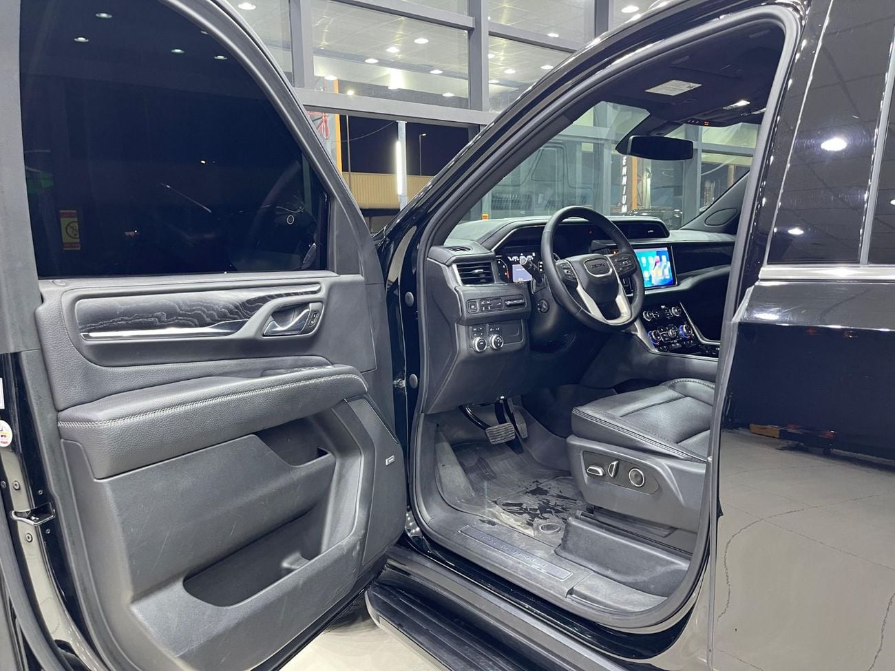 GMC Yukon Denali 6.2L (8 Seater)