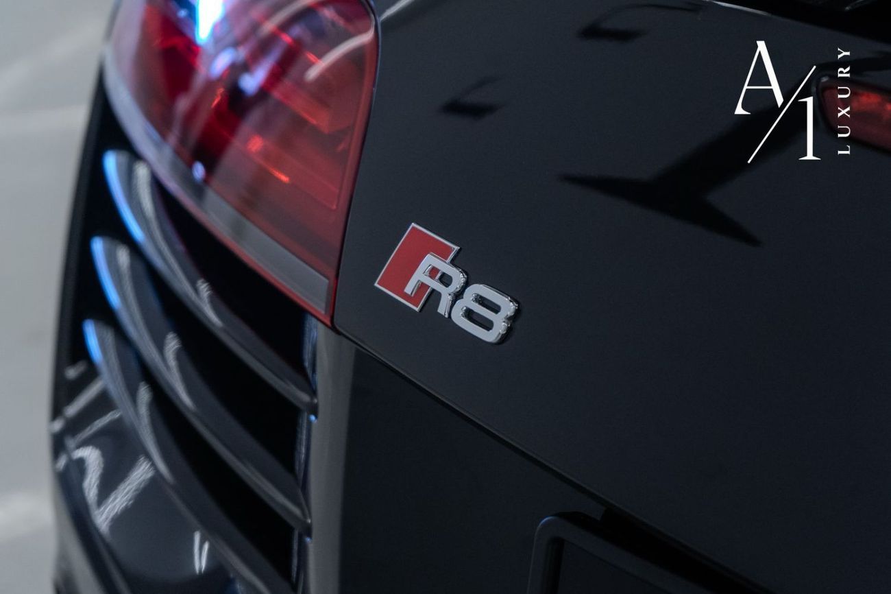 Audi R8 Spyder FSI 4.2L (430 HP) 2014 Audi R8 Quattro Spyder V8, Service History, Very Low Kms, Carbon Fiber