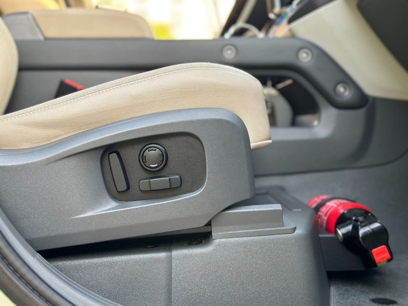 Land Rover Defender  ( Amazing Condition )