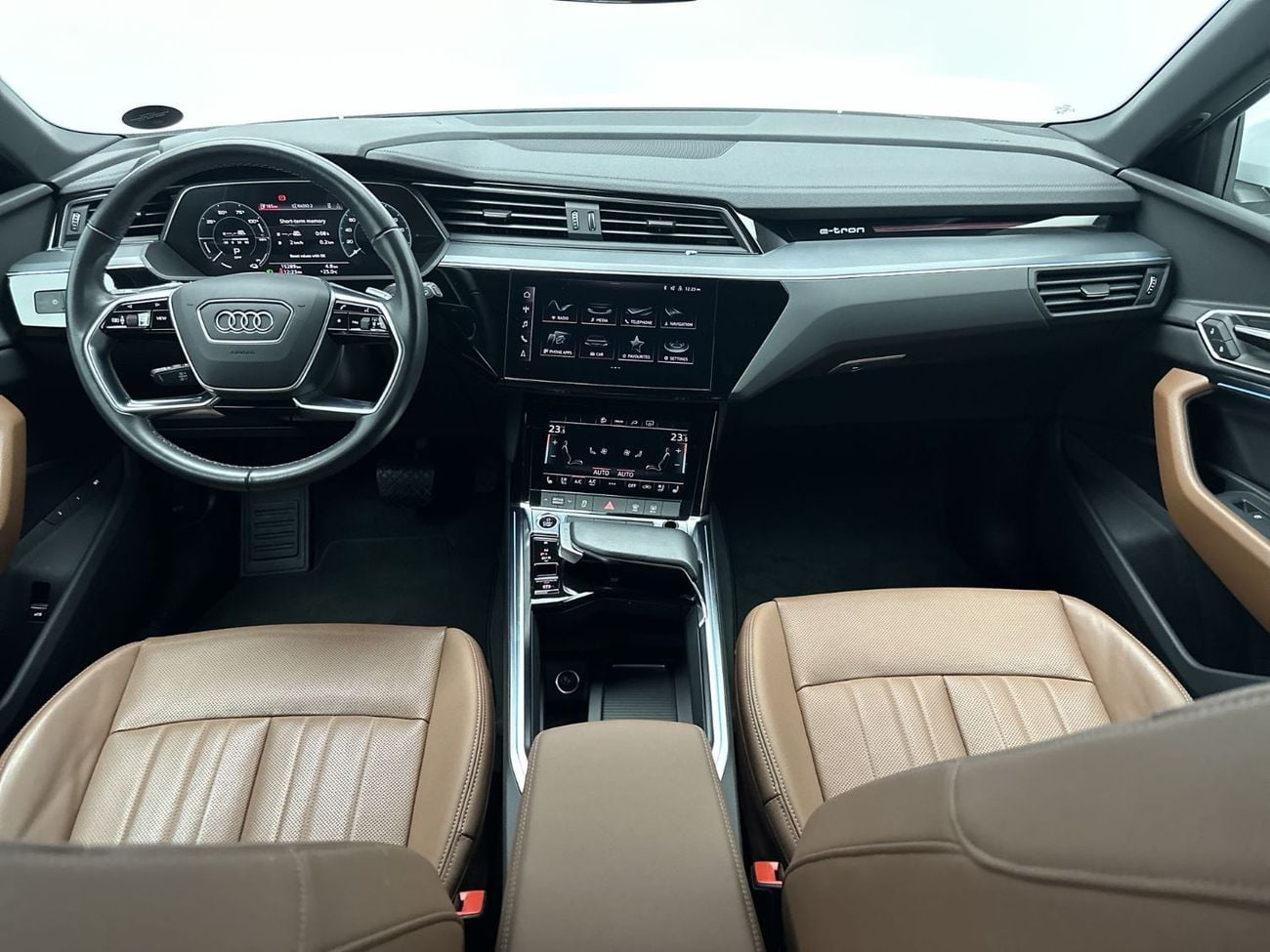 أودي Q8 إي ترون 55 quattro Advanced Q8 Advanced 55 e-tron quat 408hp (Ref# 28451)