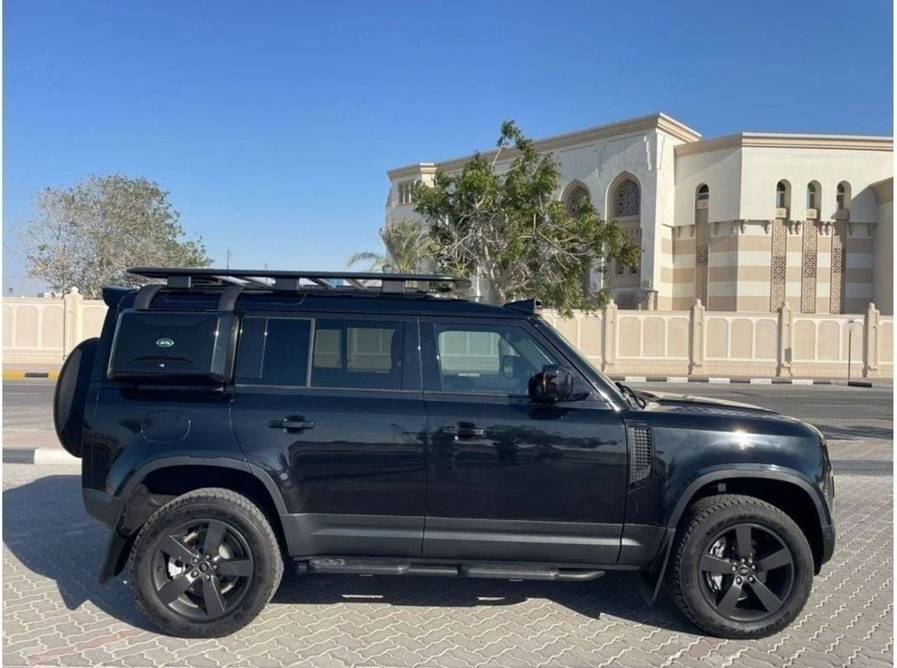 لاند روفر ديفندر LAND ROVER DEFENDER 3.0 LITER  RIGHT HAND DRIVE ONLE FOR EXPORT AVAILABLE