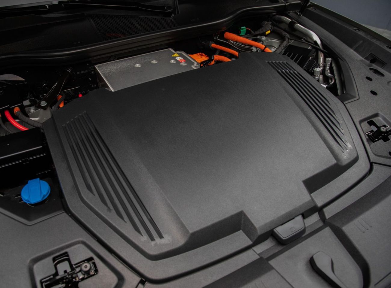 أودي إي ترون سبورتباك 50 Quattro S-Line