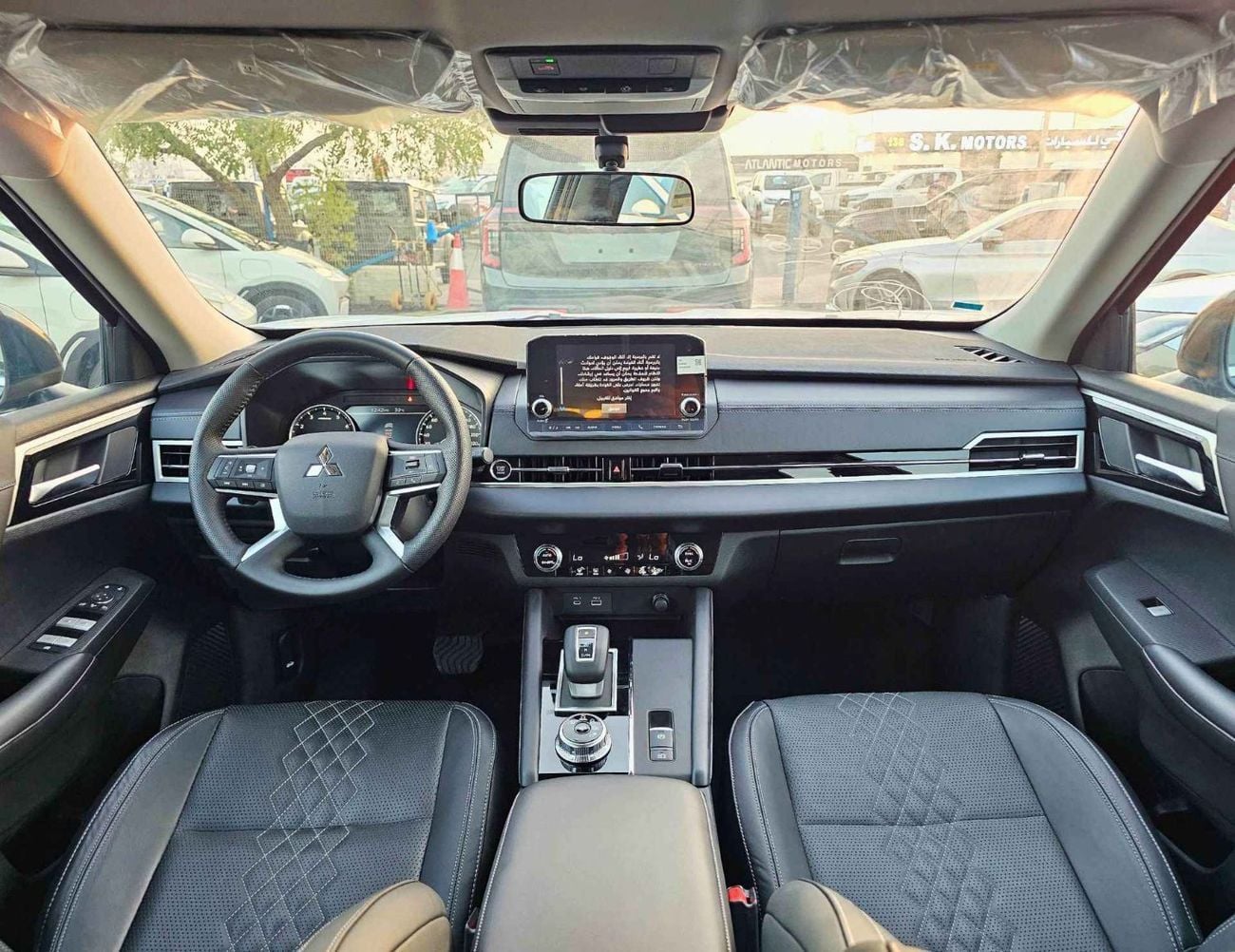 ميتسوبيشي آوتلاندر 2.5L PETROL / LIMOUSINE LEATHER / FR&RR PARKING SENSOR / DVD+CAMERA  (CODE # F03)