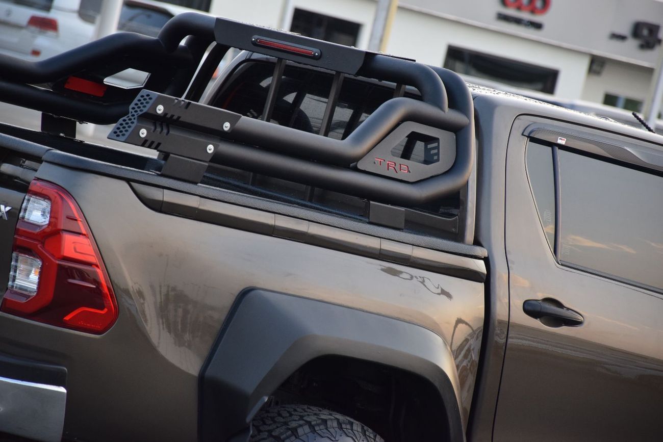 تويوتا هيلوكس 4X4 Diesel 2.8L (Right Hand)