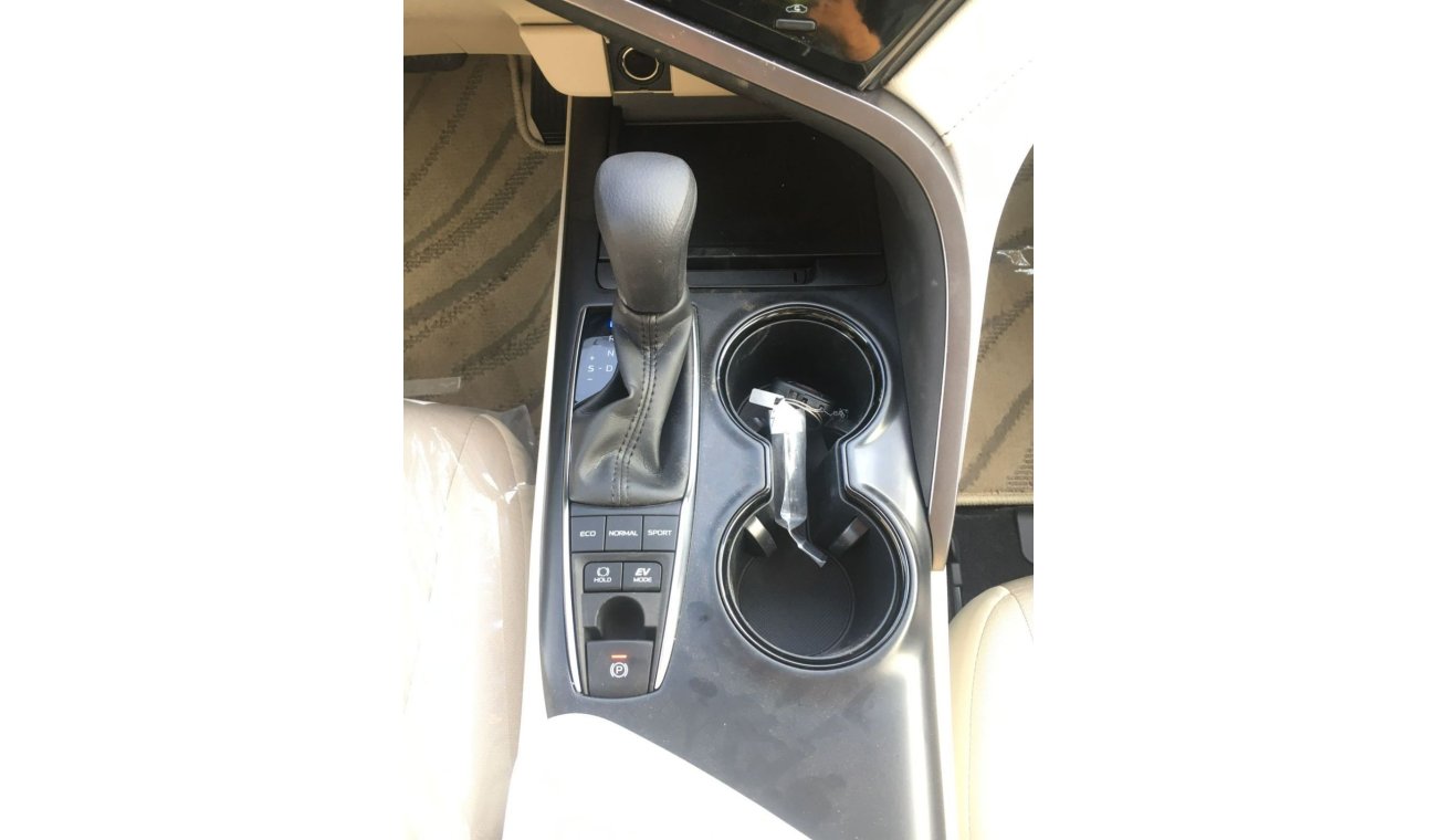 تويوتا كامري LE تويوتا كامري LE (AXVH71) 2.5 لتر سيدان هجين دفع أمامي 4 أبواب لون أبيض 2020 موديل دفع بدء ناقل حر