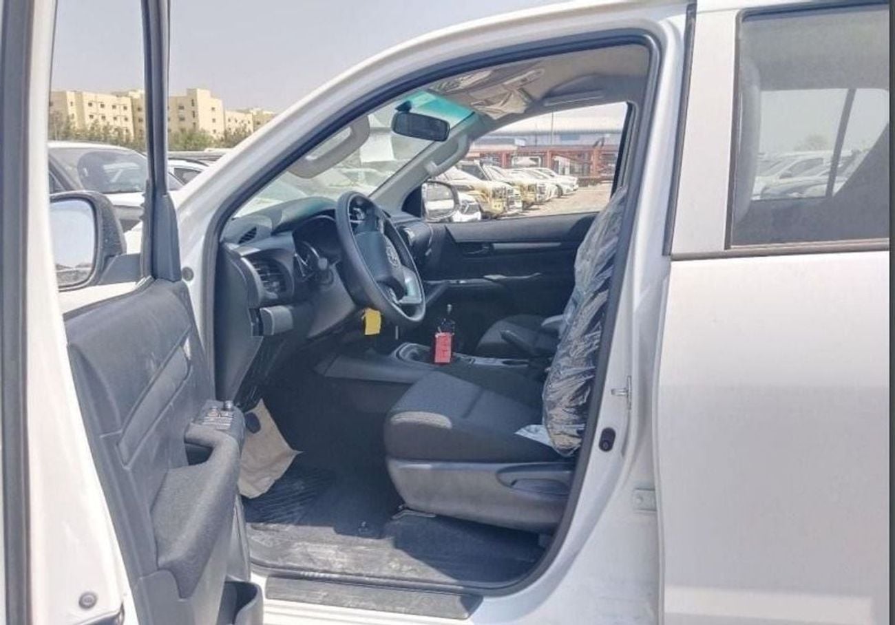 Toyota Hilux DLX 2.4L DEISEL M/T DOUBLE CABIN PICKUP ▾