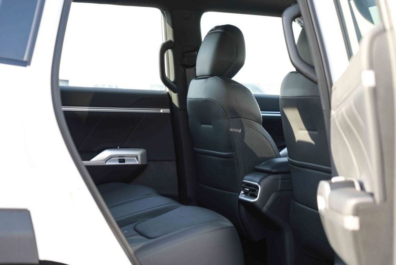 Changan Deepal G318 2024 Changan Deepal G318 Air Suspension - Plug-in Hybrid - White inside Black