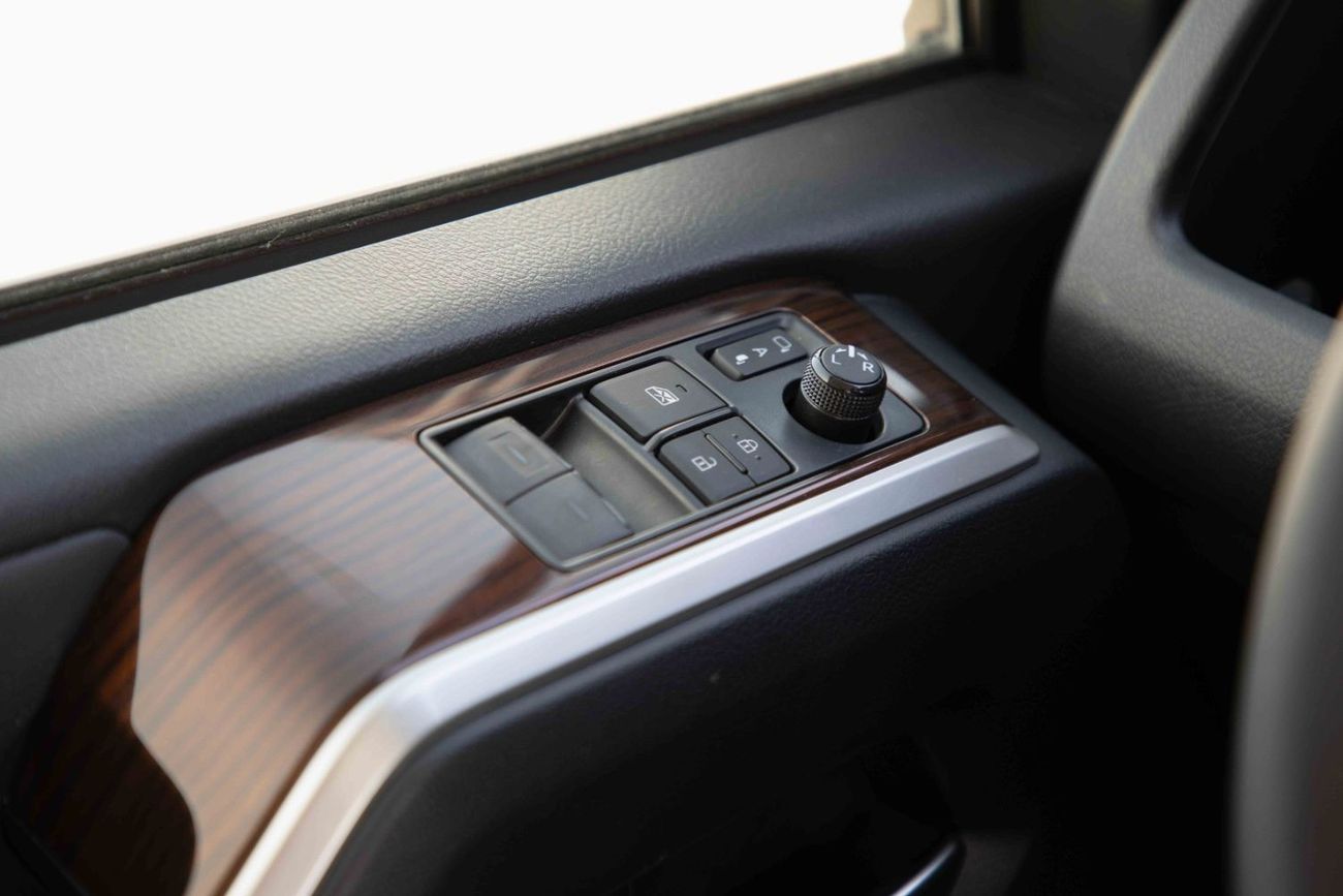 Toyota Granvia 2023 Toyota Granvia 2.8 V - White Pearl inside Black