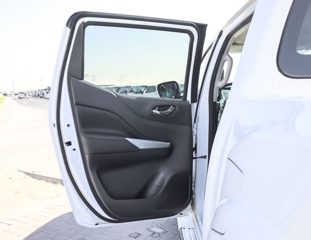 نيسان نافارا 2025 LE 2.5L Petrol 4×4 MT DC Plus | Unbeatable Prices – Book Yours Now!