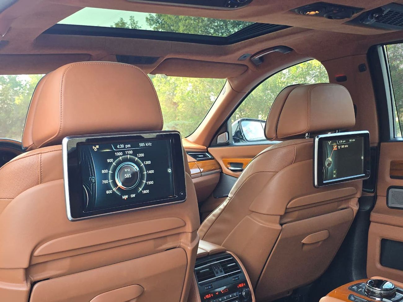 بي أم دبليو 750Li Luxury 4.4L (443 HP)