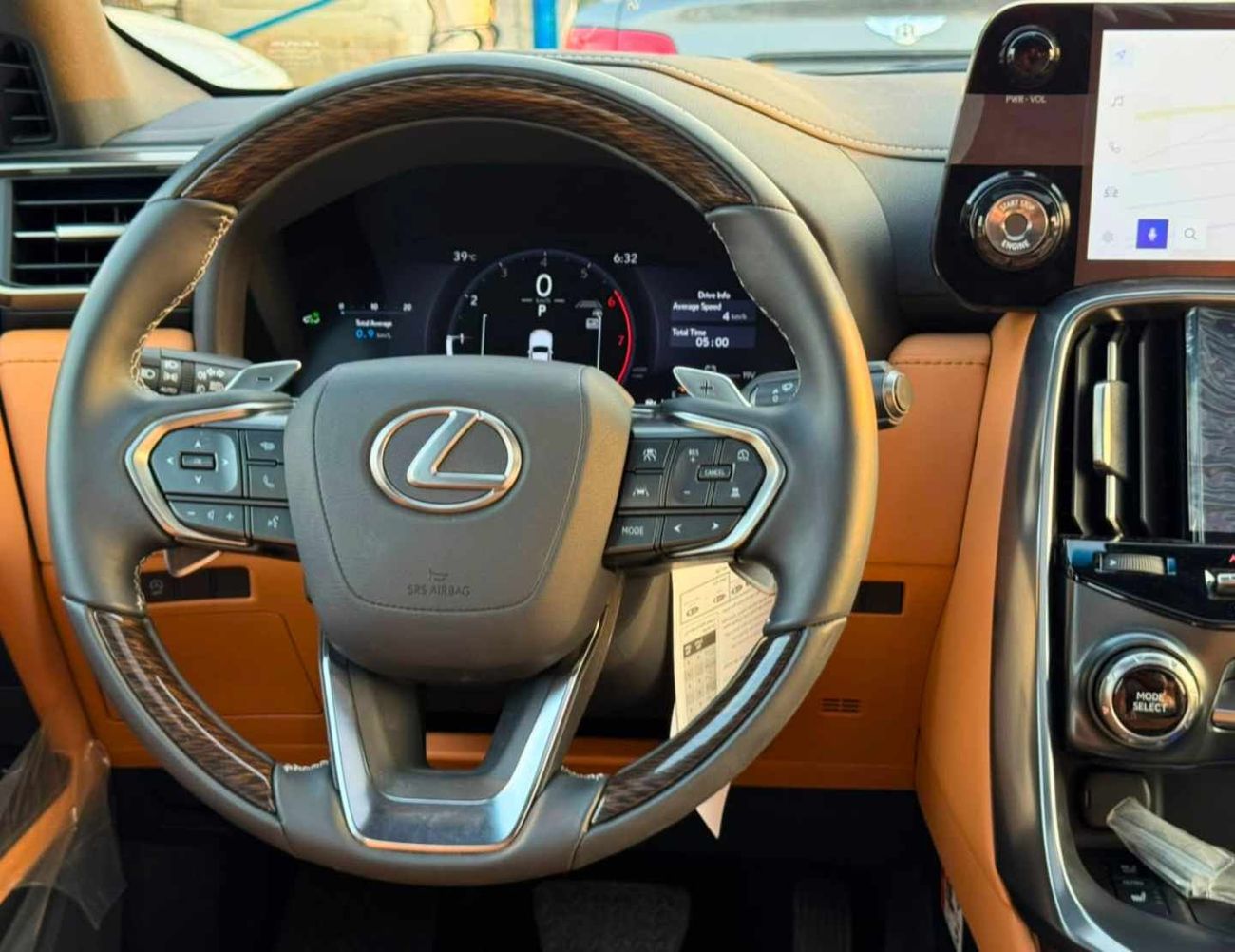 Lexus LX600 SIGNATURE || 3.5L V6 PETROL / RADAR / REAR ENTERTAINMENT SCREEN / HEADS UP DISPALY / COOL BOX (CODE