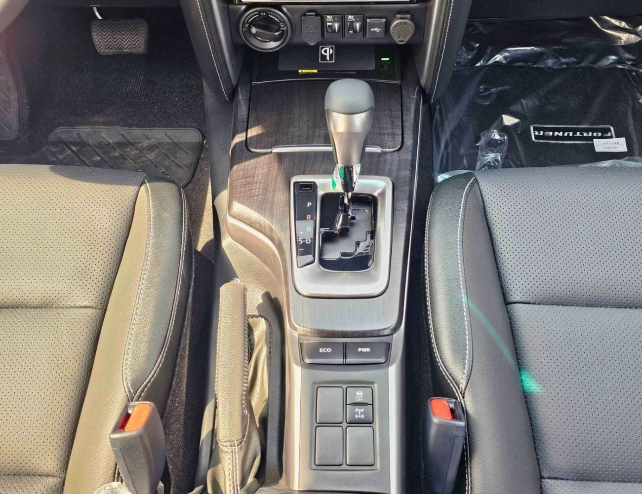 Toyota Fortuner SR5 ADVENTURE / 4.0L V6 PETROL / FRONT PWR SEATS / PUSH START / DIFF LOCK AUTO A/C (CODE # F6HA)