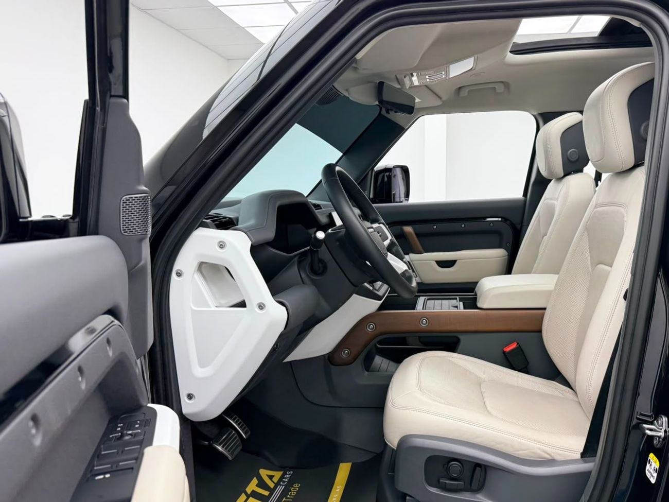لاند روفر ديفندر 2024 Land Rover Defender 110 HSE P400, 2028 LR Warranty, 2029 LR Service Pack, Fully Loaded, GCC