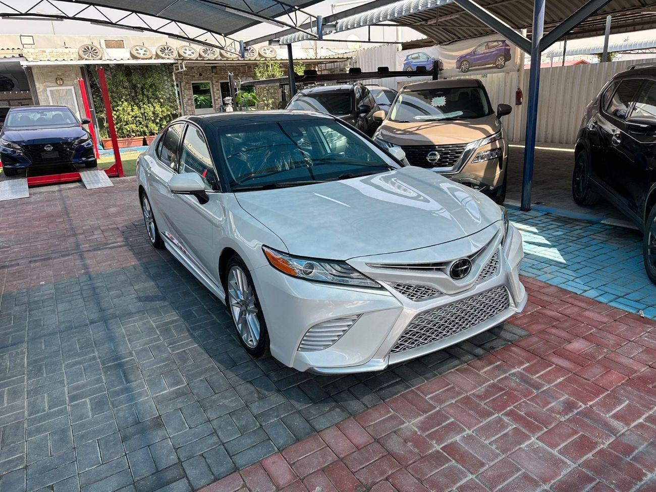 Toyota Camry Solara Toyota Camry xse trim 2020 with 2.5 engine in perfect condition, air tanks all in place, minimal dam