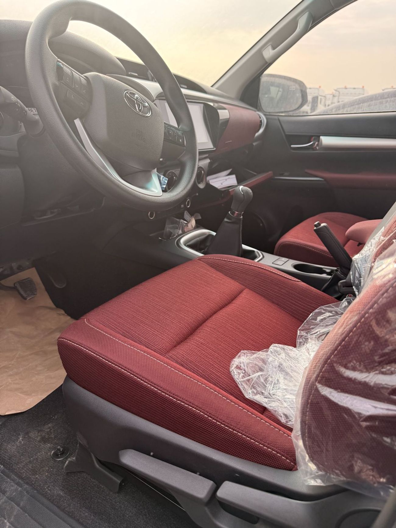 تويوتا هيلوكس 2.7L - Super White Inside Red