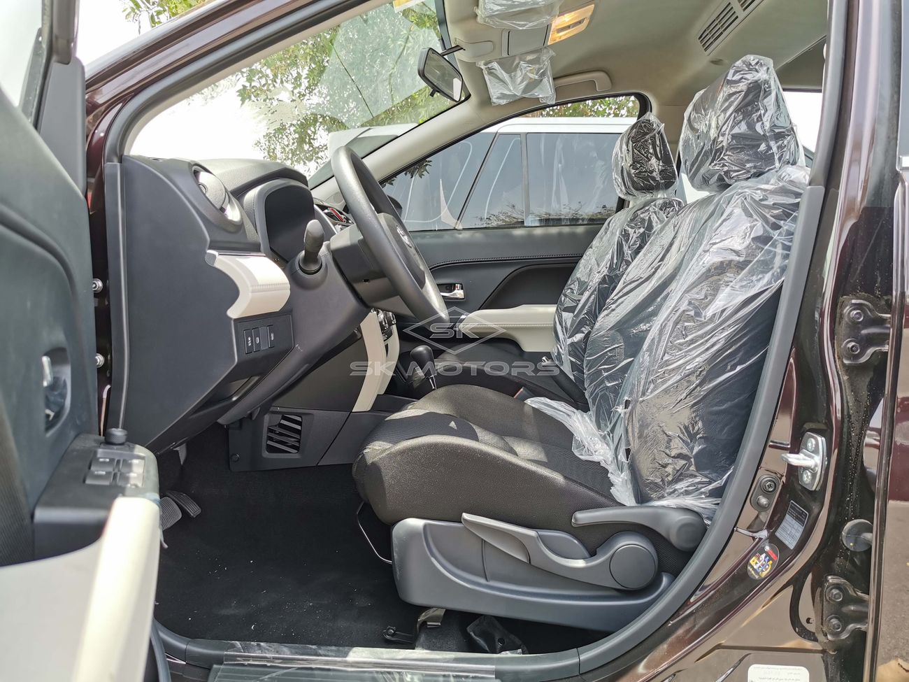 Toyota Rush 1.5L, 17" Rims, Front & Rear A/C, Fabric Seats, Parking Sensor Rear, Xenon Headlight (CODE # TRGC05)