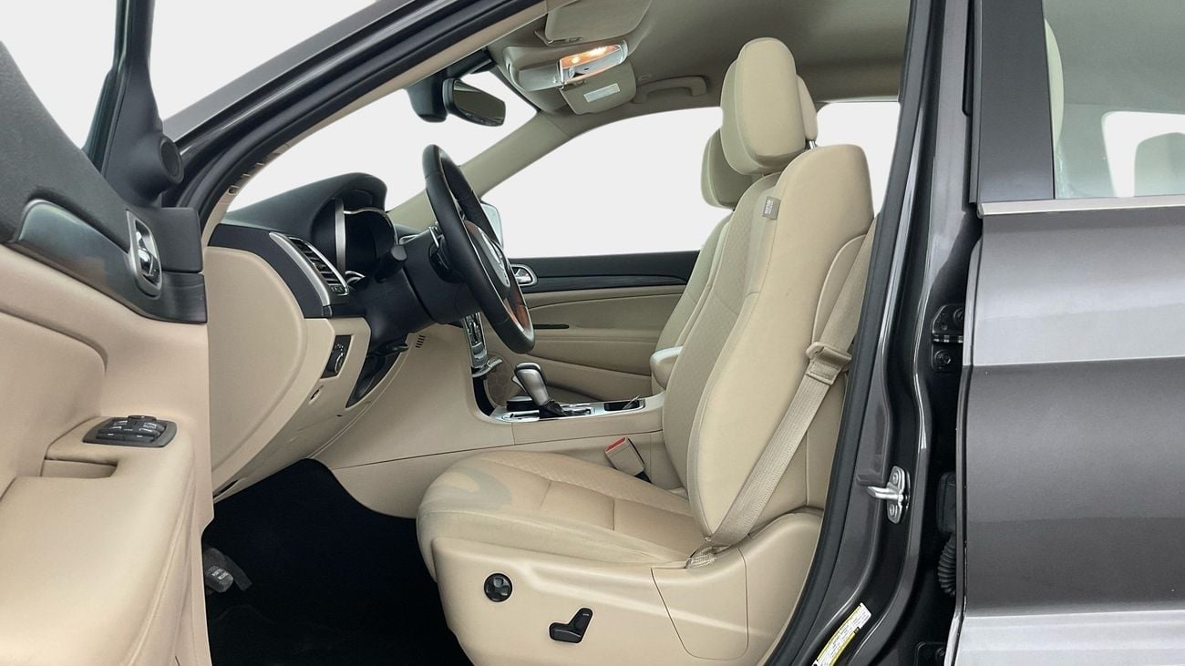 جيب جراند شيروكي Laredo | upto AED 20,000 Ramadan Discount | شامل الضمان | 0 ﺪﻔﻋﺓ ﺃﻮﻟﻯ