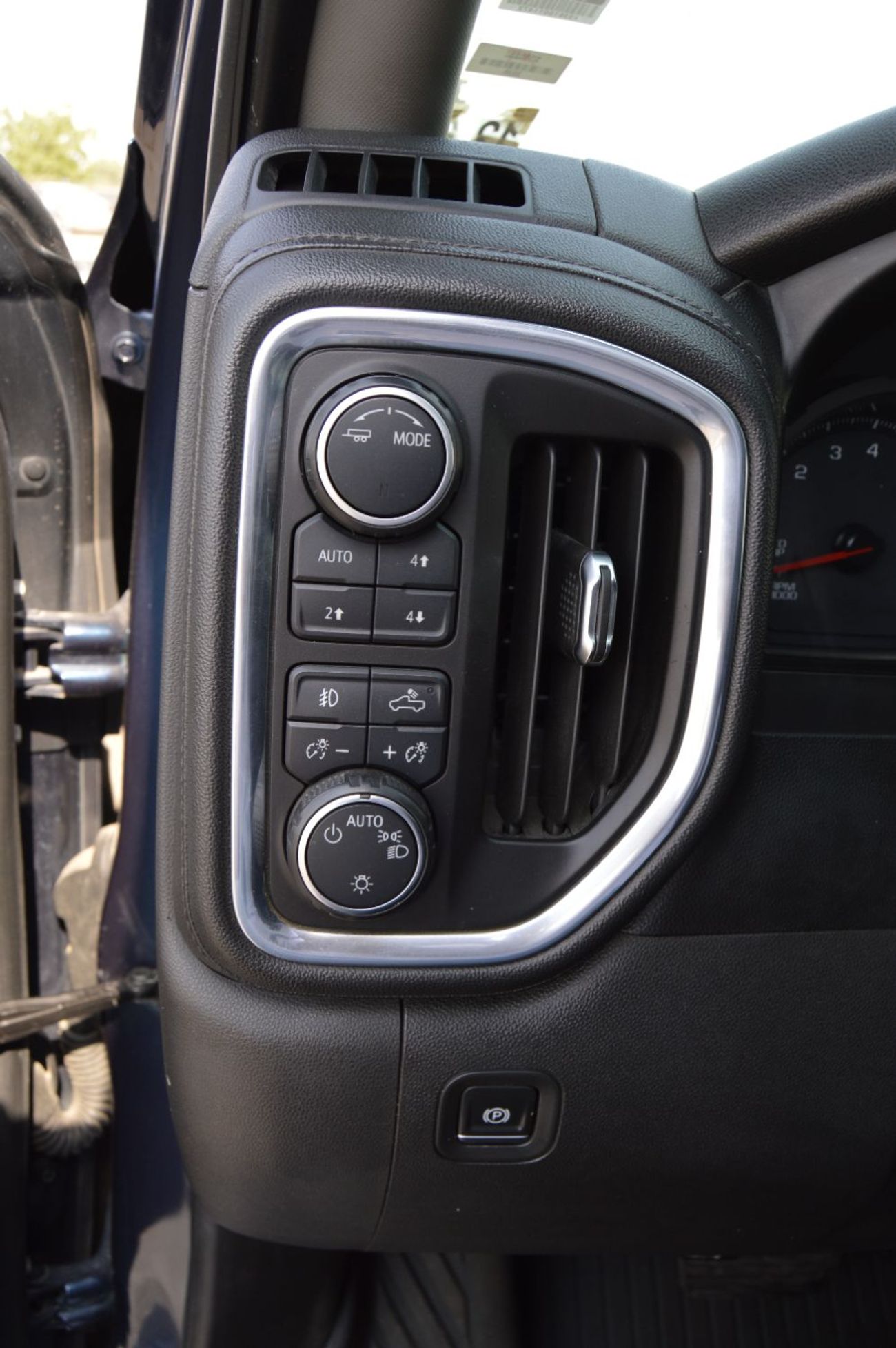 شيفروليه سيلفارادو *Chevrolet Silverado* Left Hand Drive Year: *2020* -Push Button Start,  -Leather Seats, -Power Seats