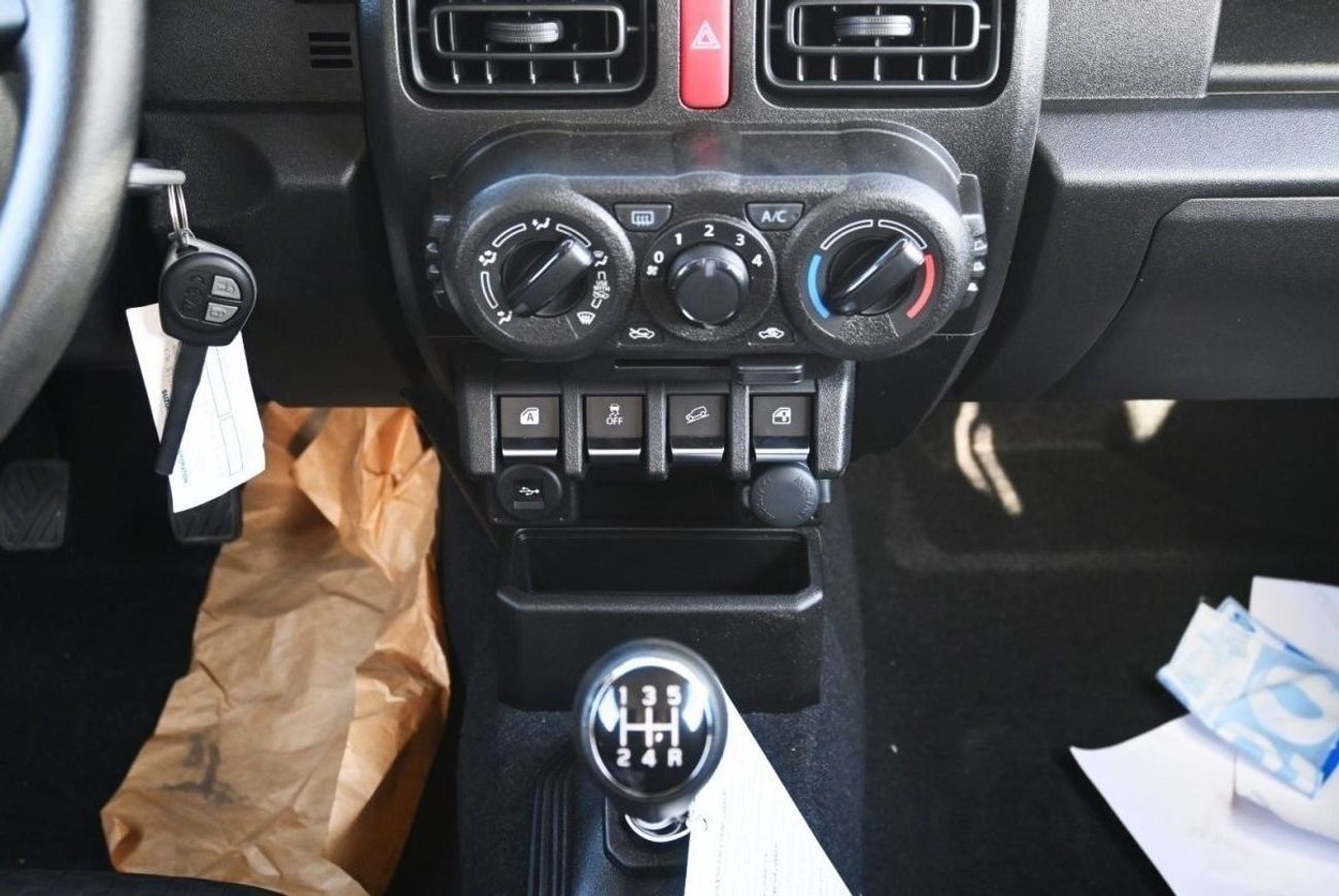 سوزوكي جيمني سوزوكي جيمني موديل 2024 بنزين 1.5 لتر ناقل الحركة يدوي ابيض من الخارج اسود من الداخل