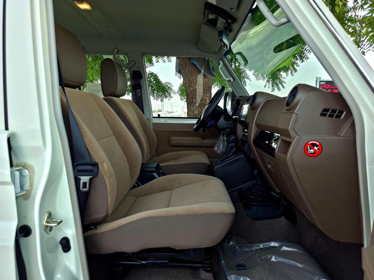 Toyota Land Cruiser LC76 DIESEL 2.8T - STD - E - DIFF LOCK - A/T - WHITE INSIDE BEIGE - 2025 - GCC SPECS