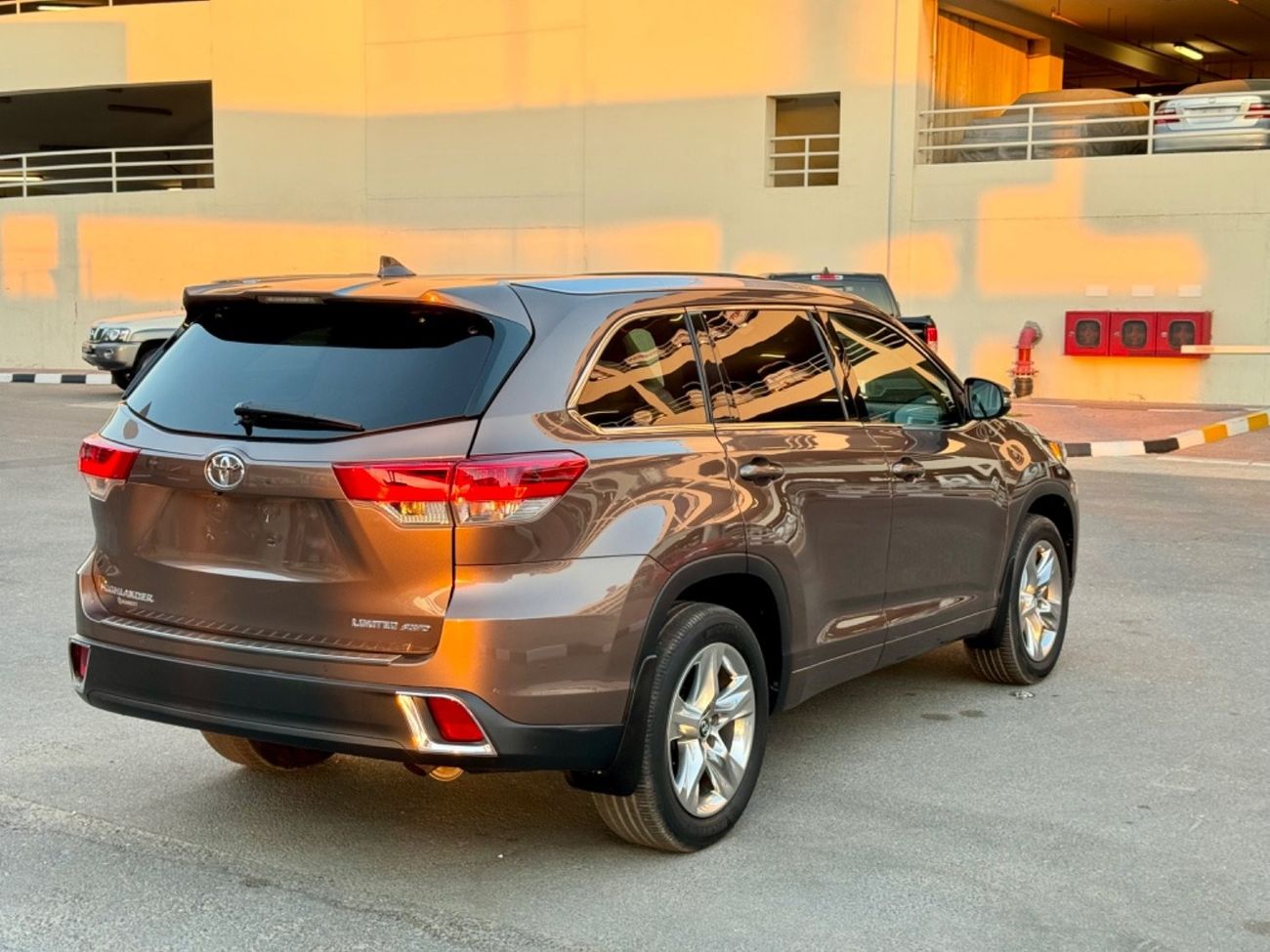 Toyota Highlander 2018 LIMITED EDITION 4x4 LOW MILEAGE FULL OPTION USA IMPORTED