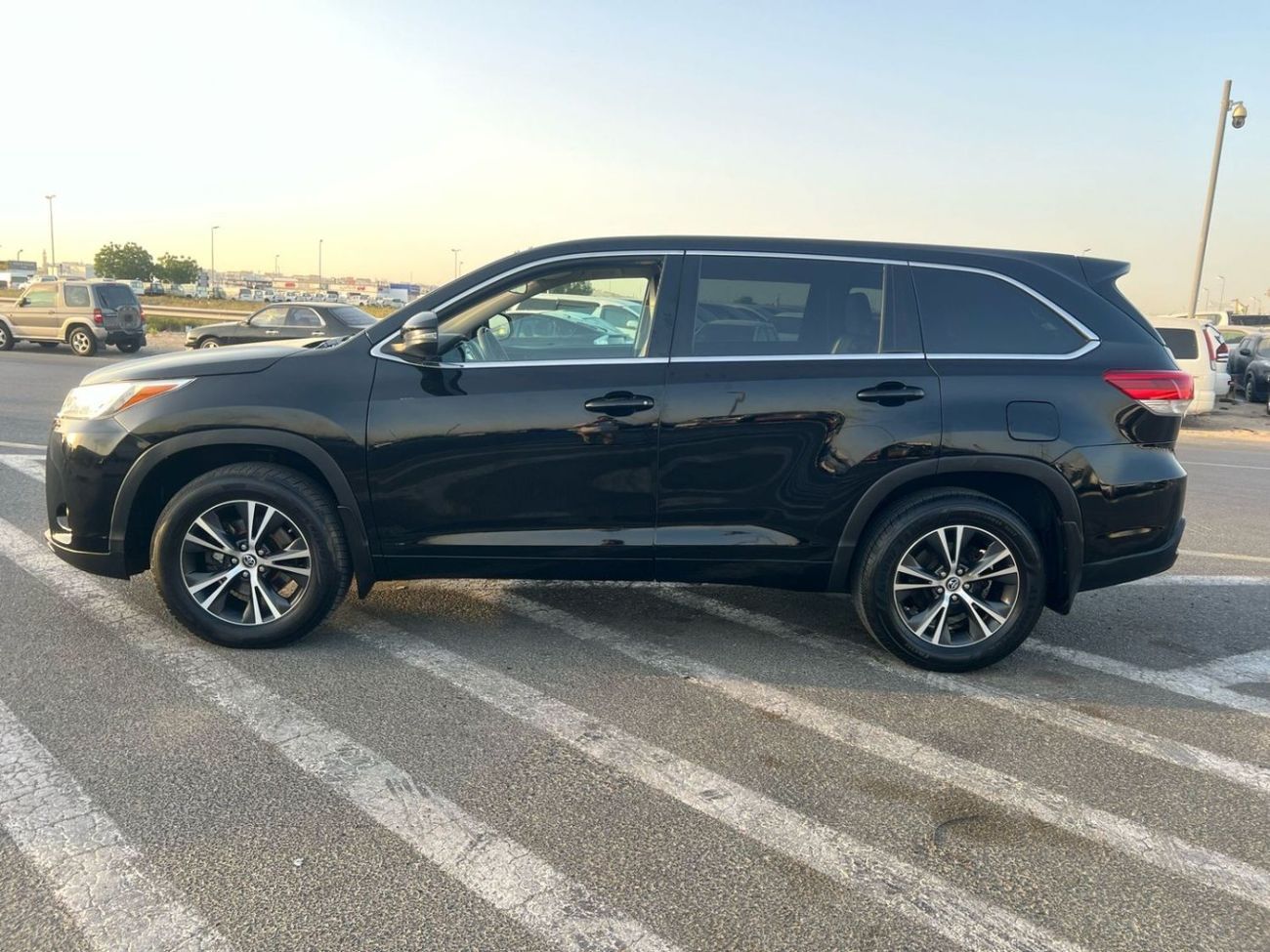 Toyota Highlander 2018 TOYOTA HIGHLANDER V6 3.5L - 4 WHEEL DRIVE (4X4 - LEATHER SEATS WITH 7 SEATER -