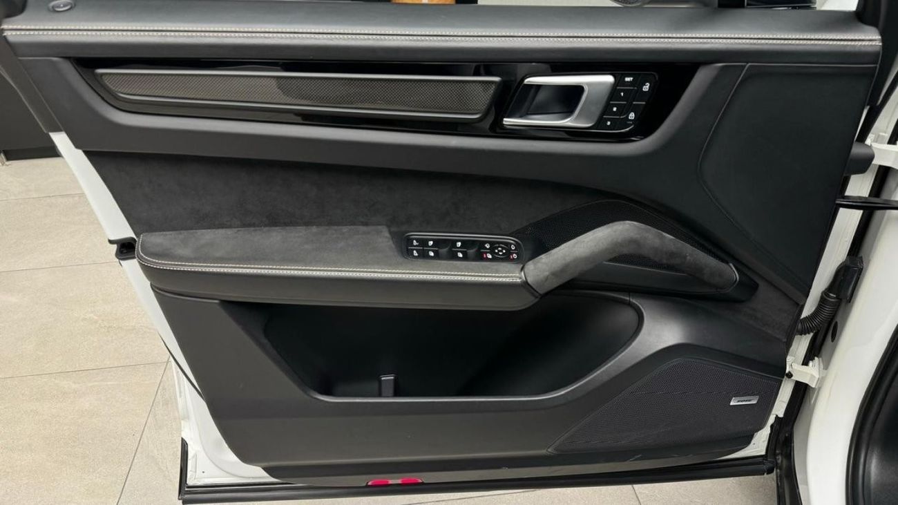 Porsche Cayenne Gcc warranty servis available Gcc low mileage