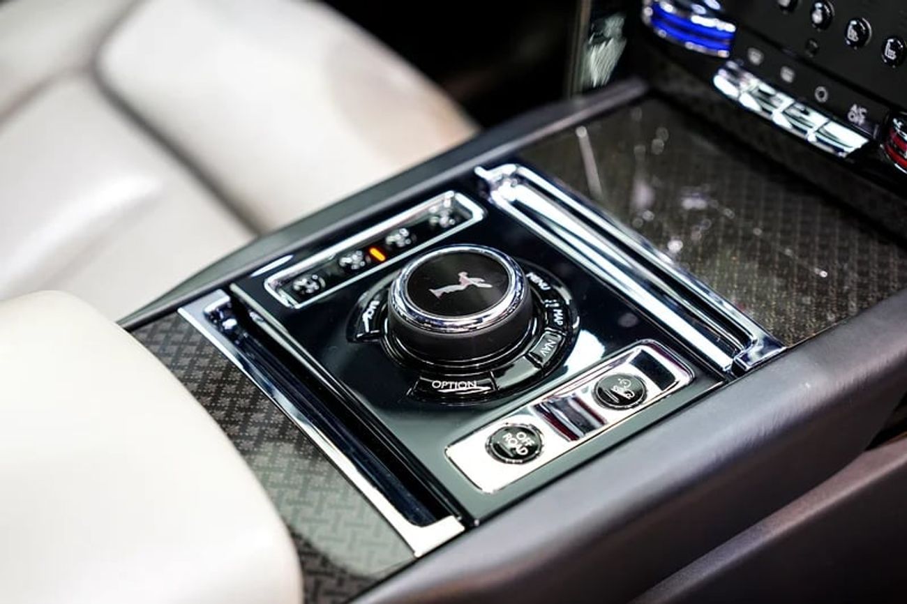 رولز رويس كولينان Black Badge, Rear Executive Seats w/ Entertainment, Bespoke Audio, Dealer Warr + Ser!!