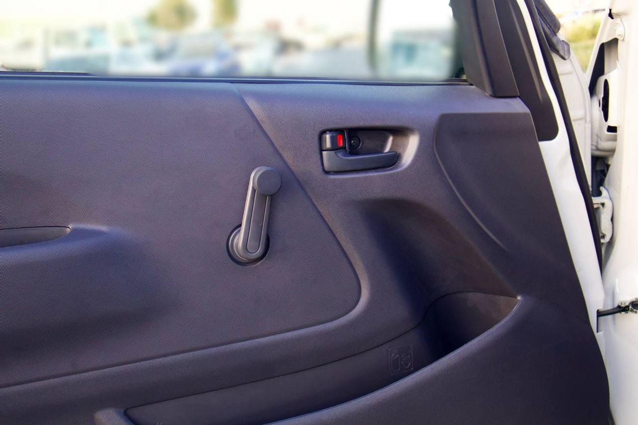 Toyota Hiace DLS - STD ROOF