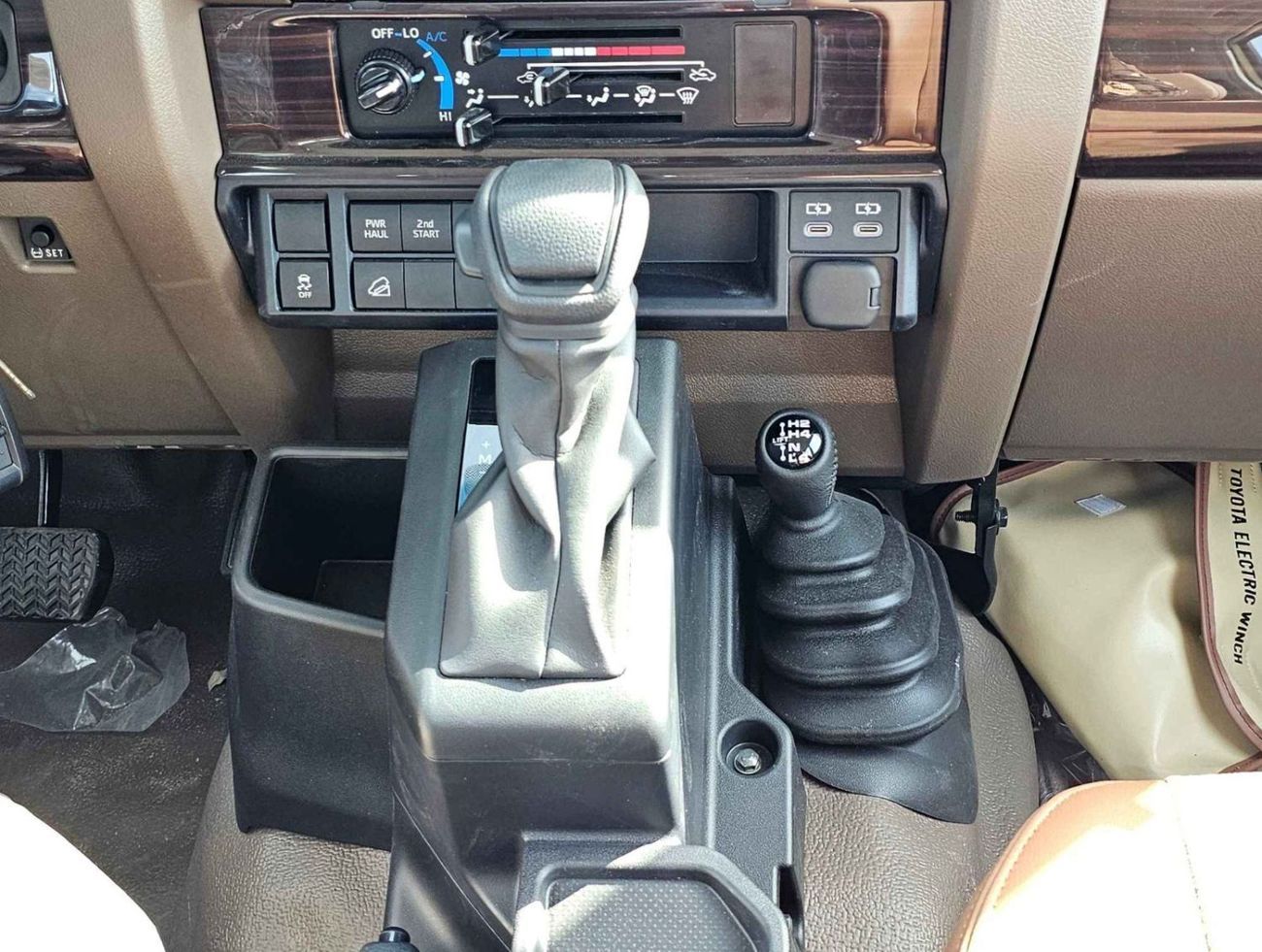 تويوتا لاند كروزر بيك آب LX-Z1 DOUBLE CABIN / 2.8L V4 DIESEL / A/T/ LEATHER SEATS / DIFF LOCKS / 4WD (CODE#LX-Z1)
