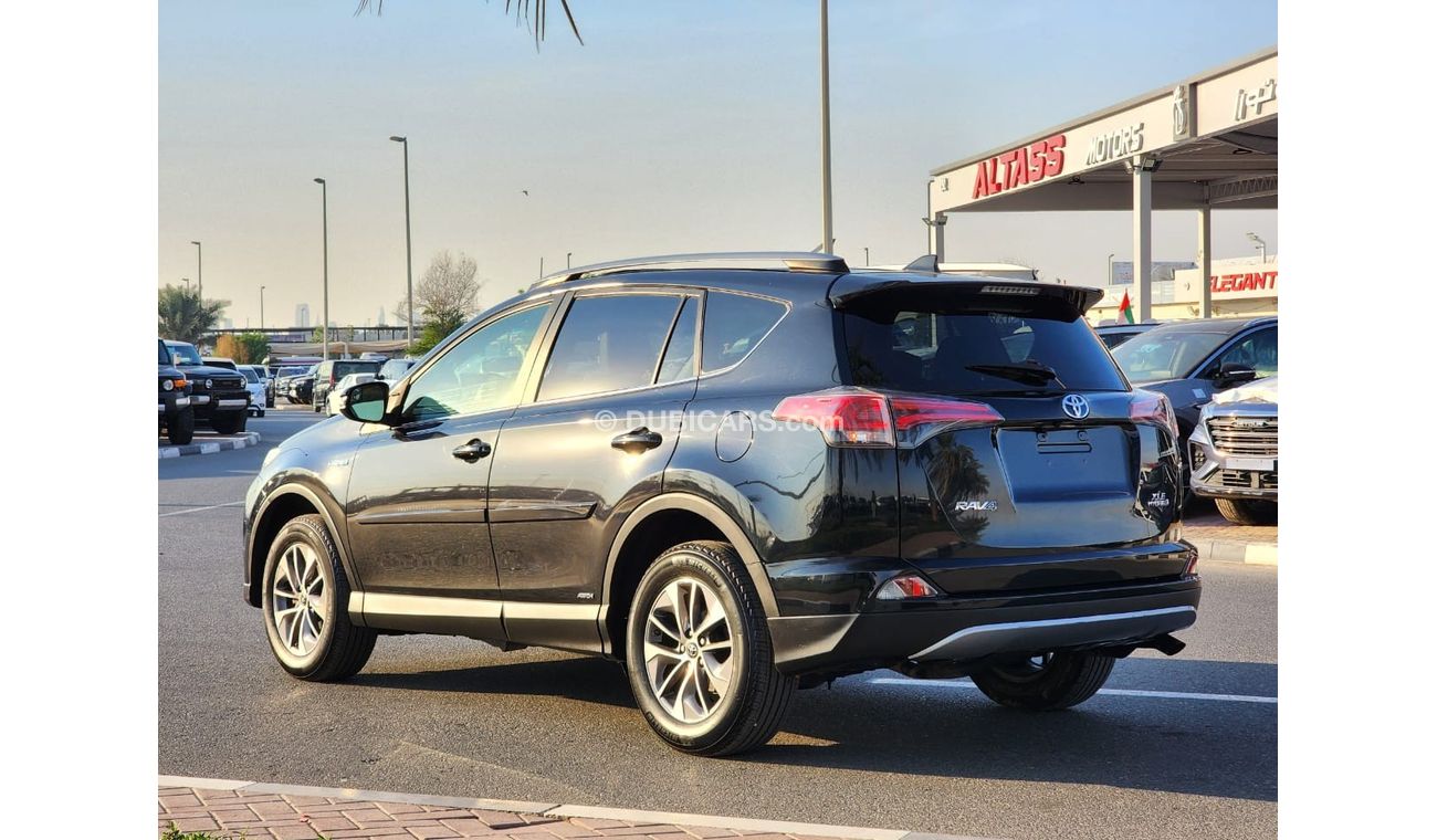 Used TOYOTA RAV4 XLE HYBRID 2017 for sale in Dubai - 693279