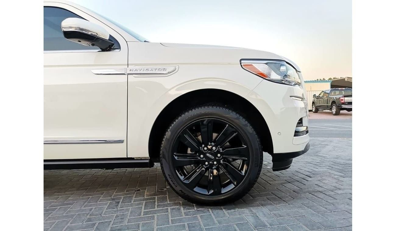 Lincoln Navigator Presidential 3.5L Lincoln Navigator (Presidential)  - 2023- White