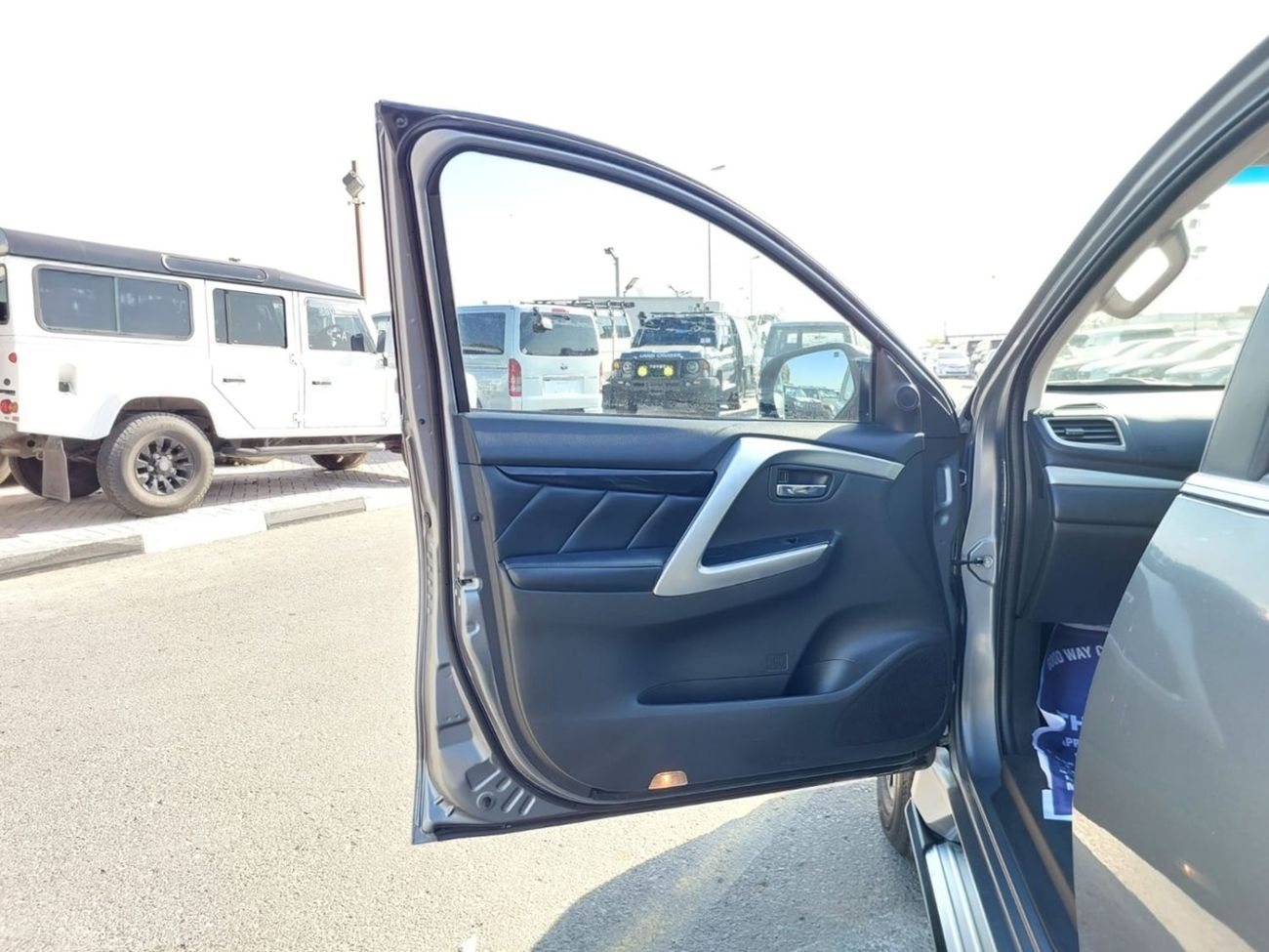 Mitsubishi Pajero MITSUBISHI PAJERO SUV RHD 2016 MODEL 2.4 L DIESEL AUTOMATIC(PM05897)