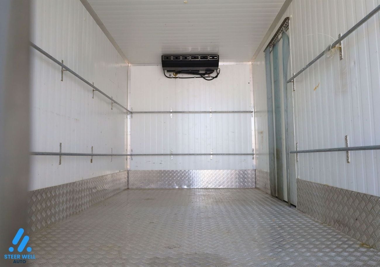Mitsubishi Fuso Canter Fuso Chiller Dry Box 4.2L RWD Diesel MT - Low Mileage - Ready to Drive - GCC