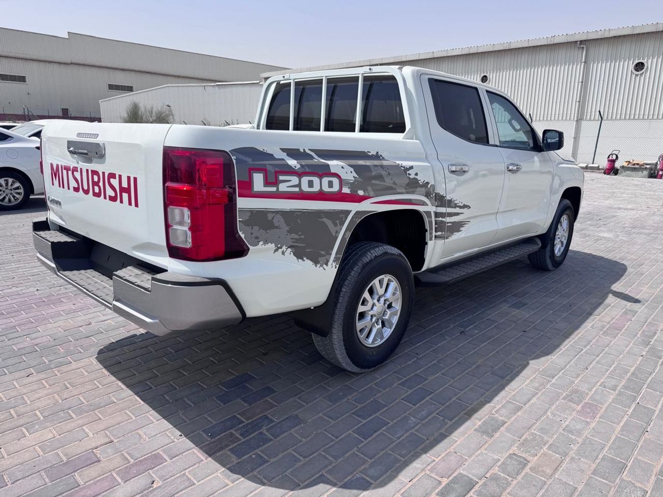 ميتسوبيشي L200 MITSUBISHI L200 Petrol Double Cabin 4WD 5MT 2.5L GLX -FULL OPTION_White