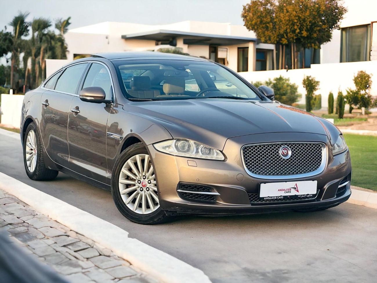 Jaguar XJ AED 980 PM | JAGUAR XJL  LUXURY | FULL AGENCY MAINTAINED | GCC SPECS | FIRST OWNER