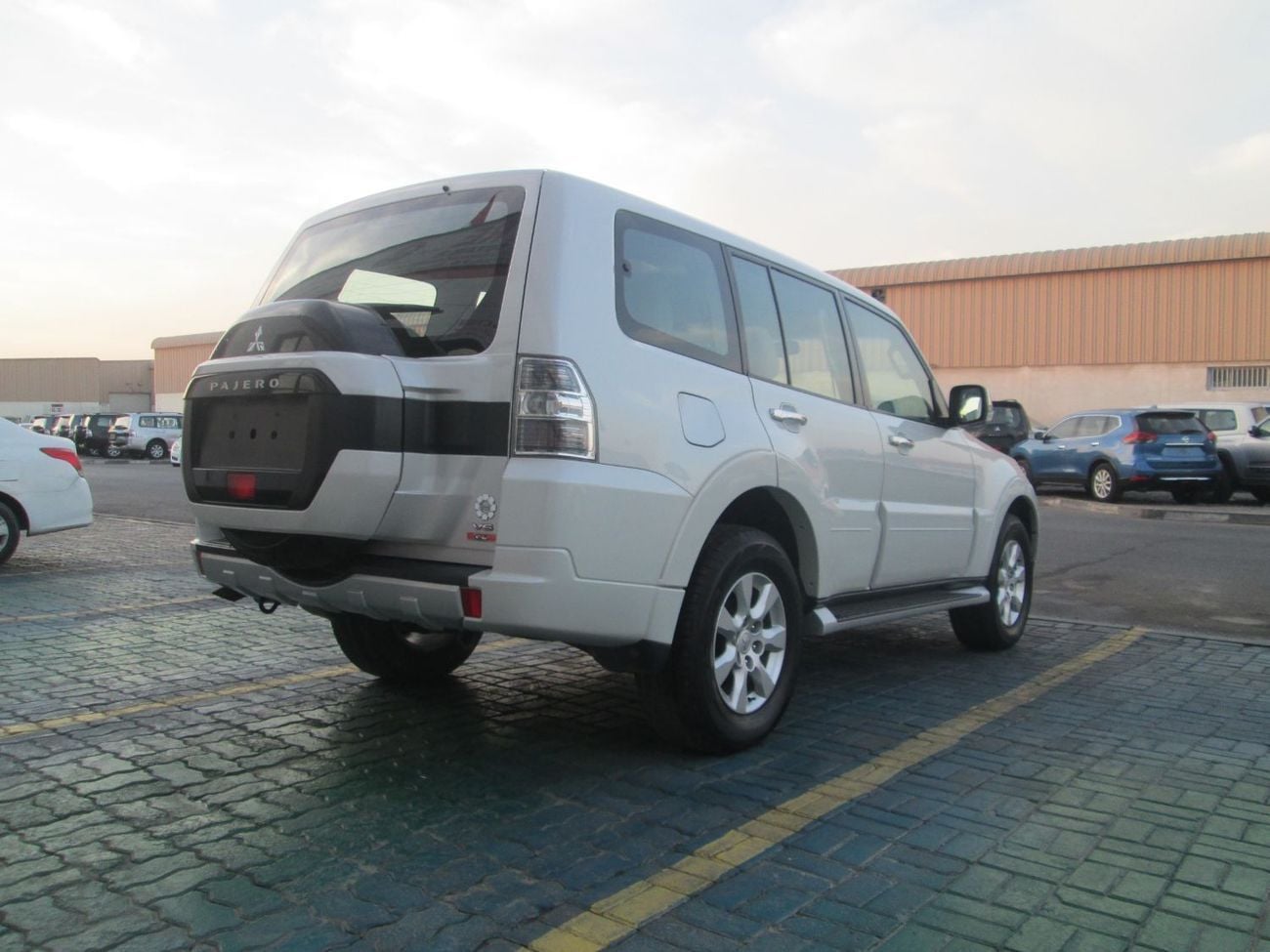 ميتسوبيشي باجيرو GLS M/L DIAMOND GLS Base 3.5L (7 Seater)