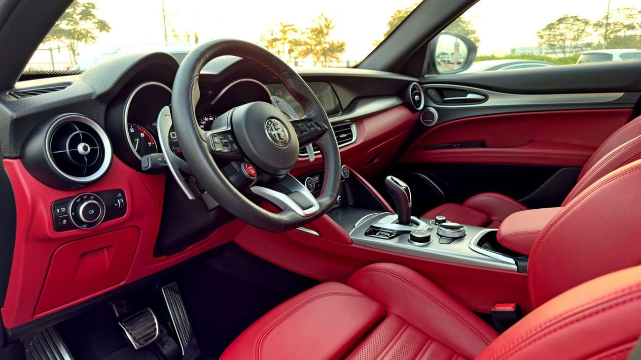 ألفا روميو ستيلفيو Veloce 2.0L