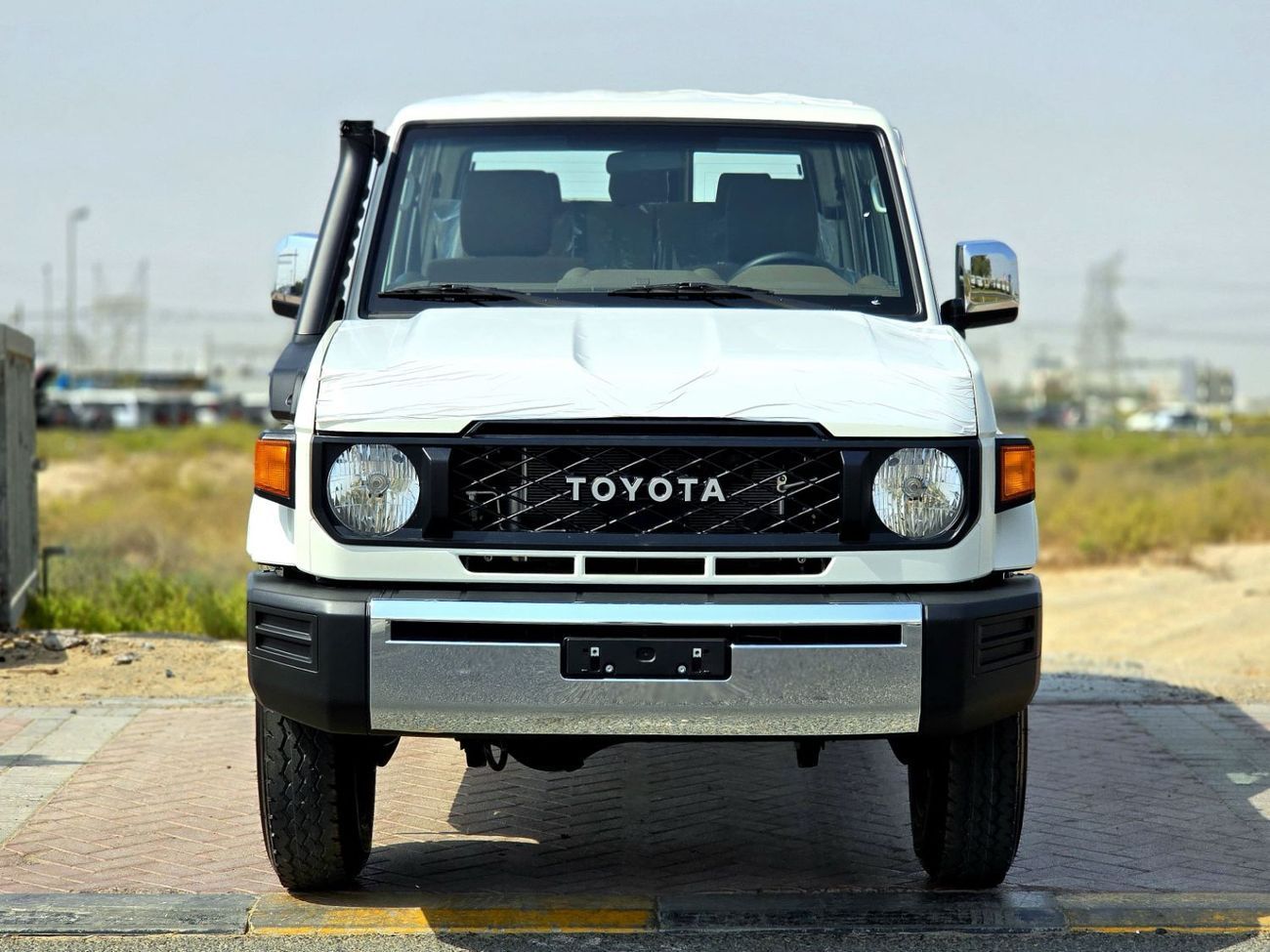 Toyota Land Cruiser LC76 DIESEL 2.8T - STD - E - DIFF LOCK - A/T - WHITE INSIDE BEIGE - 2025 - GCC SPECS
