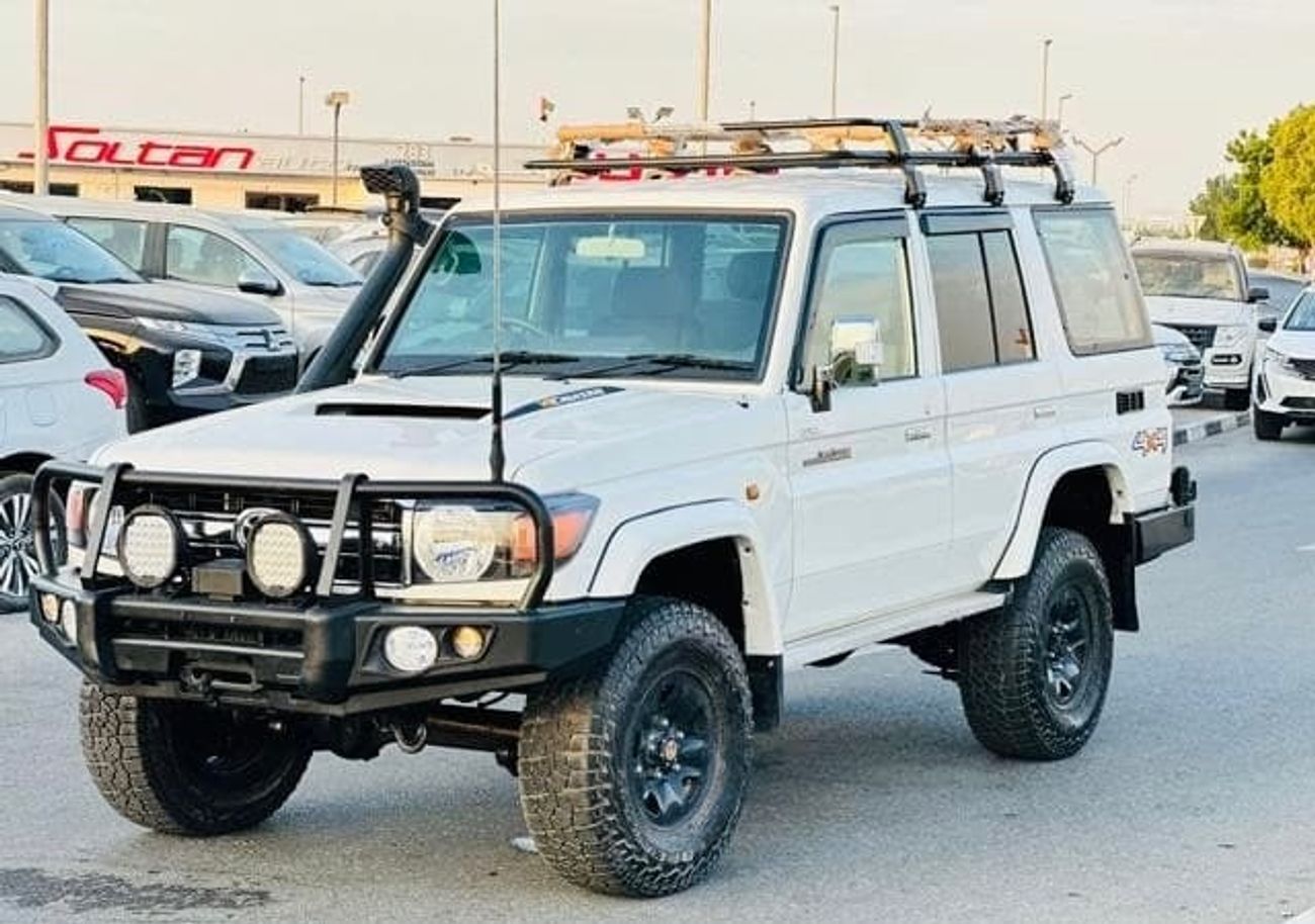 تويوتا لاند كروزر بيك آب 2013 RHD Diesel Full Option Top of the range Very clean and perfect condition